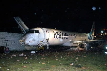 Un avión de la aerolínea TAME se sale de la pista al aterrizar en el