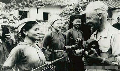 越戰真實照：越南女兵被美軍抱走，圖1女兵鏡頭前用力挺起胸 每日頭條