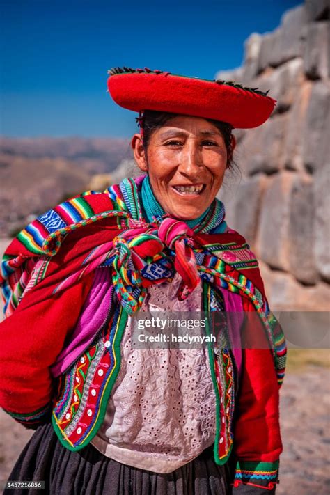 Retrato De Mujer Peruana Con Ropa Nacional Posando Cerca De Cuzco Foto