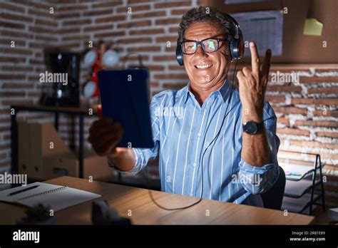 Hombre Hispano De La Edad Media Usando Touchpad Sentado En La Mesa En