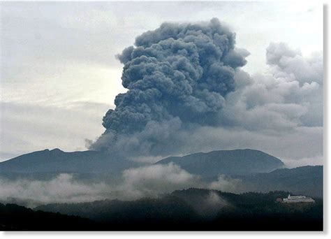 Shinmoedake Volcano In Japan Erupts Again Sends Plume 2 300 Meters