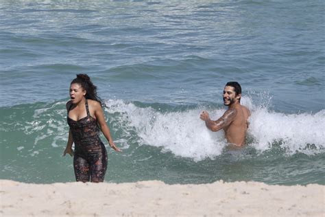 Lidi Lisboa é flagrada em pegação intensa o namorado na praia