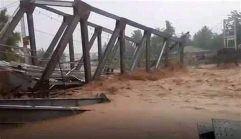 Begini Detik Detik Banjir Bandang Hanyutkan Jembatan Di Kota Padang