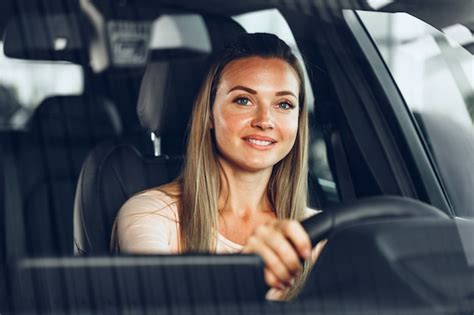 Mujer Feliz Conduciendo Un Coche Y Sonriendo Foto Premium