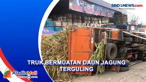 Kelebihan Muatan Truk Bermuatan Daun Jagung Terguling SINDOnews TV