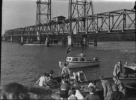 Hexham Bridge, New South Wales - Wikipedia