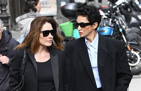 Photo Carla Bruni et Farida Khelfa Arrivées aux obsèques de Jean