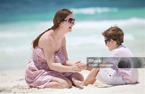 구슬눈꼬리 및 아들 해변에서 2명에 대한 스톡 사진 및 기타 이미지 2명 가족 남성 Istock