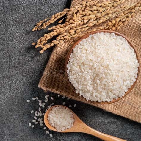 Arroz Blanco En Un Bol Sobre Fondo Negro Oscuro De Mesa Foto De Archivo