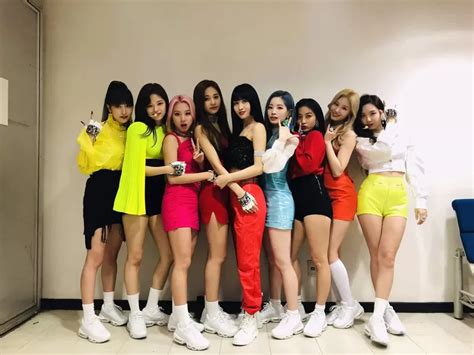 Twice Dan Bts Raih Sertifikat Resmi Dari Riaj Untuk Total Streaming