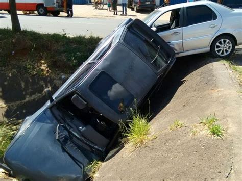 G1 Após batida carro cai em córrego que corta avenida de Piracicaba