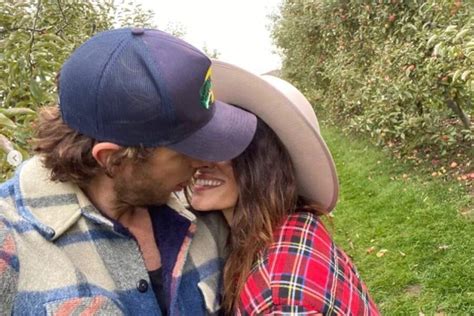 Sex Life Netflix Adam Demos Brad et Sarah Shahi Billie dévoilent leur vraie vie de