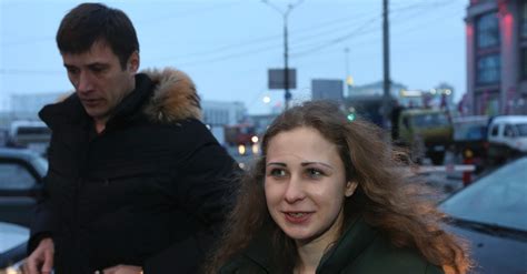 Integrantes Da Banda Pussy Riot S O Chicoteadas Por Seguran As De Sochi Ltimas Not Cias