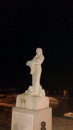 Statua Di Manuela Arcuri Porto Cesareo Qu Saber Antes De Ir