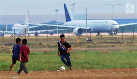 Foto Bermain Bola Di Proyek Perluasan Landasan Pacu Bandara Soetta