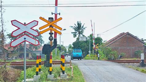 Palang Pintu Perlintasan Kereta Api Sirangkang Pemalang Youtube