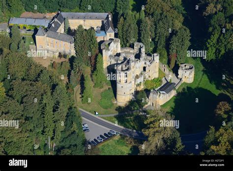 VUE AÉRIENNE Château médiéval abandonné à côté d un château de la