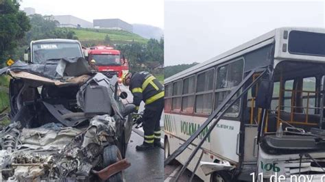 Acidente entre carro e ônibus mata uma pessoa e fere quatro no limite