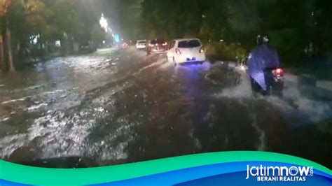 Hujan Deras Beberapa Ruas Jalan Di Surabaya Terendam Banjir