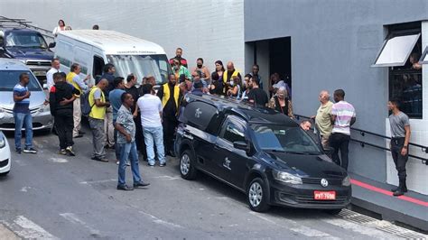 V Deo Amigos E F S Prestam Ltimas Homenagens A Guilherme De P Dua O