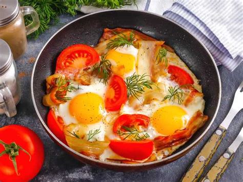 Яичница с беконом и помидорами на сковороде — рецепт с фото пошагово