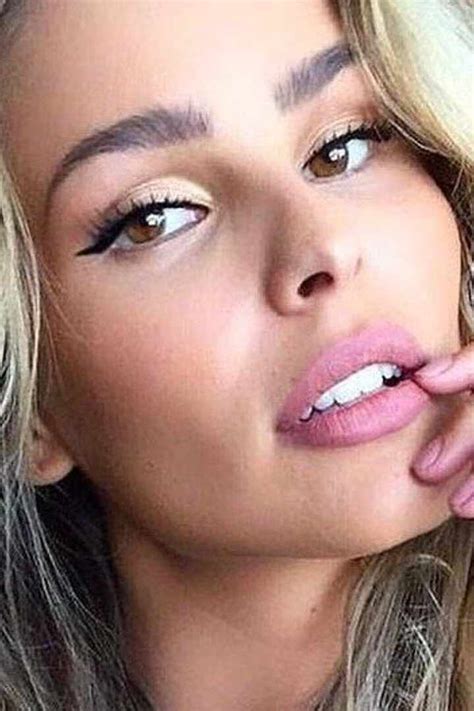 Yasmin Brunet Exibe Barriga Sequinha E Cintura Fina Ao Usar Fio Dental