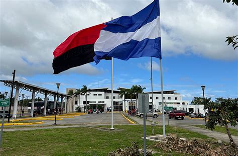 De Grens Over Van Costa Rica Naar Nicaragua En Terug In Pe As Blancas