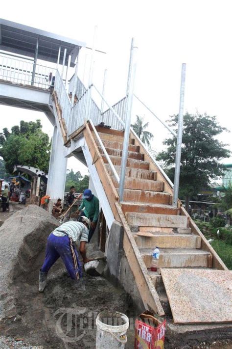 Pembangunan Jpo Jalan Raya Bogor Kramat Jati Foto