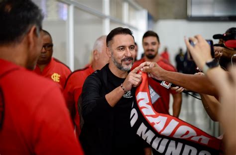 V Tor Pereira Chega Ao Rio Para Assumir Como T Cnico Do Flamengo