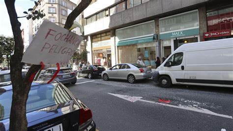 Señalizan otro bache peligroso en el Ensanche de Santiago Un coche se