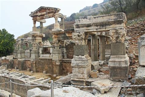 Fuente De Trajan En Las Ruinas De Ephesus Turqu A Imagen De Archivo