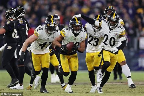 Pittsburgh Steelers Keep Playoff Hopes Alive With 16 13 Rivalry Win