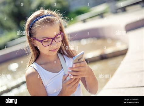 Une Jeune Fille Blonde Pr Adolescente Regarde Dans Le T L Phone