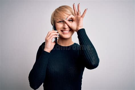 Jeune Femme Blonde Avec Cheveux Courts Avoir Une Conversation Parler Sur Smartphone Avec Visage