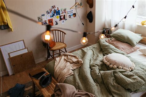 Messy Bedroom With Photo Collage And Garland Del Colaborador De