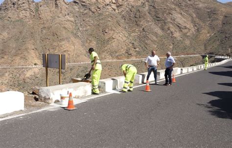 Tragsa adecúa los malecones de la carretera entre La Vega de Río Palma