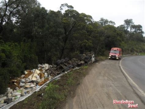 Carreta Sai Da Pista E Tomba S Margens Da Br Em Gua Doce