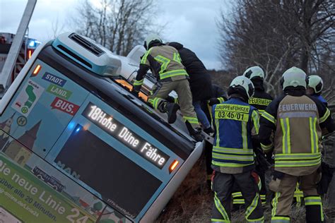 Unfall in Rostock Bus landet im Straßengraben Insassen eingeschlossen