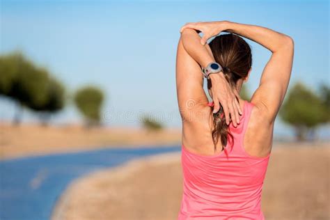 Mujer Que Hace Estirando El Ejercicio Para Los Brazos Fondo Del