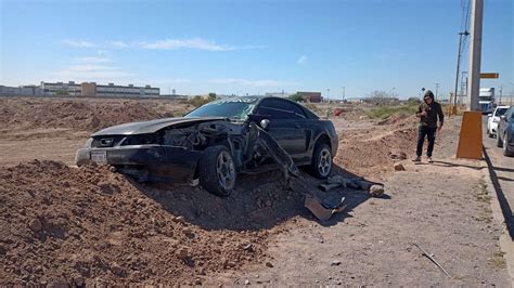 Menor de edad choca su auto contra camión de Oxxo y se sale del camino