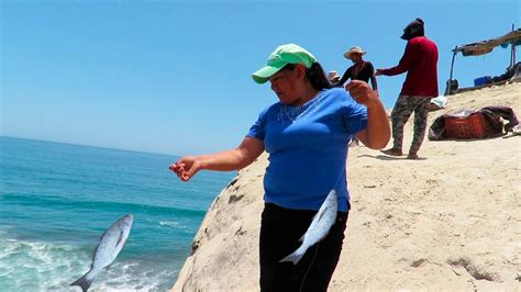 Mujer Pescando En El Mar Con Anzuelo Y Pulga De Mar Youtube