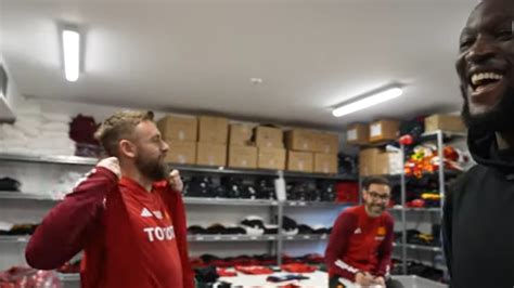 De Rossi scherza con Lukaku Sei sempre stato così grosso VIDEO