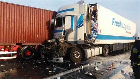 Wypadek na autostradzie A1 Zderzenie samochodów ciężarowych Korki