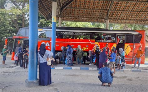 Arus Balik Lebaran Ribuan Pemudik Padati Terminal Bojonegoro