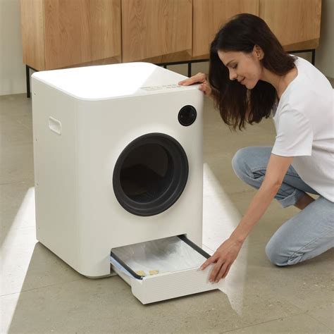 The Instant Self Cleaning Litter Box - Hammacher Schlemmer