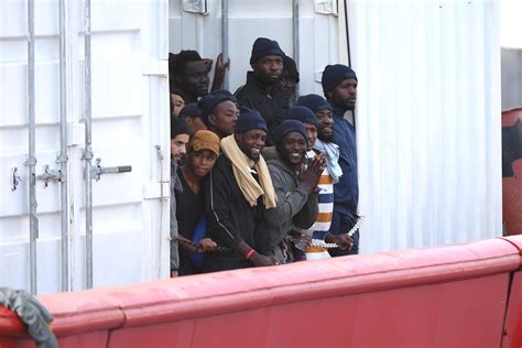 Migranti La Ocean Viking Arrivata A Messina Le Foto Dello Sbarco