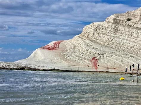 Sicilia Agrigento La Scogliera Bianca Della Scala Dei Turchi Sfregiata