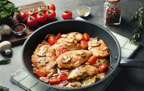 Ricetta Petti Di Pollo In Padella Con Pomodorini E Funghi Il Club