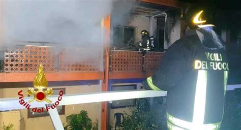 Scoppia Incendio In Casa Evacuata Palazzina A Uras Notizie Ansa It