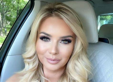 Monika Chwajoł w bikini kąpie się w basenie Odważnie podkreśliła swoje wdzięki FOTO Gwiazdy